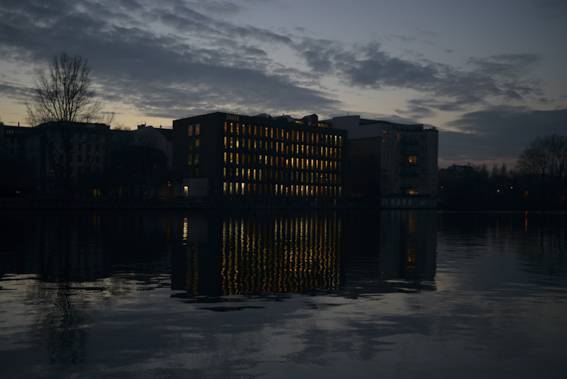 Waterfront Hotel あなたの作品が壁にかかっているイメージ
