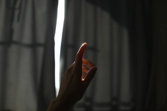 A Thread of Light あなたの作品が壁にかかっているイメージ