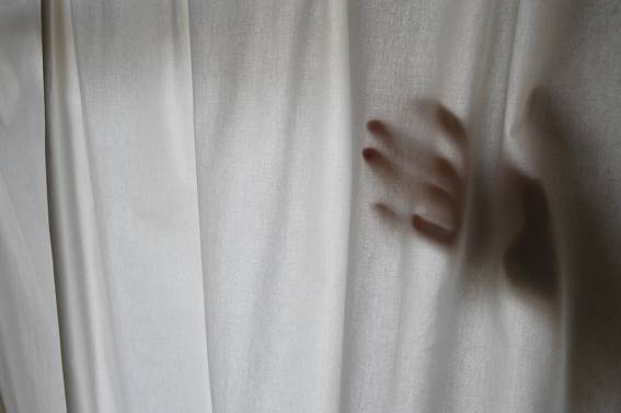 A hand through the curtain. Bild Ihres Kunstwerks an der Wand
