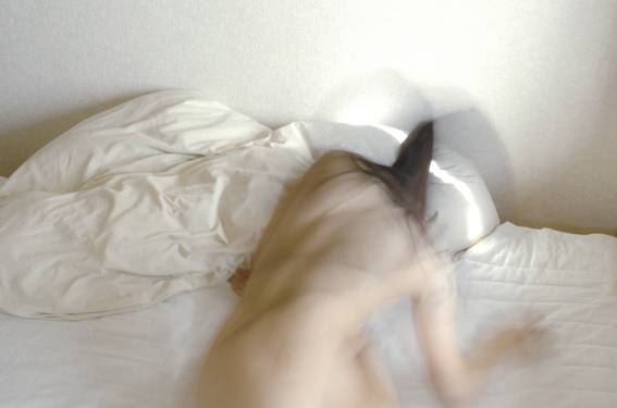 clasp one's hands together あなたの作品が壁にかかっているイメージ