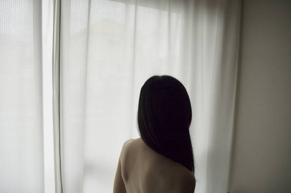 stare at a wall あなたの作品が壁にかかっているイメージ