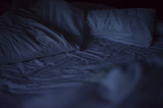 The blue light and the creases in the sheets. あなたの作品が壁にかかっているイメージ