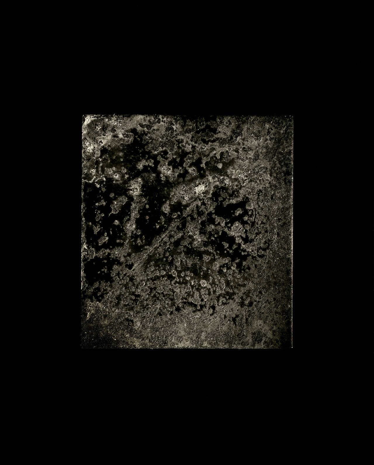 rusted metal plate あなたの作品が壁にかかっているイメージ